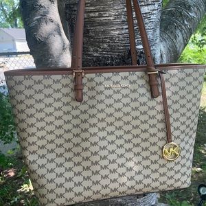 Michael Kors Jet Set Travel Bag